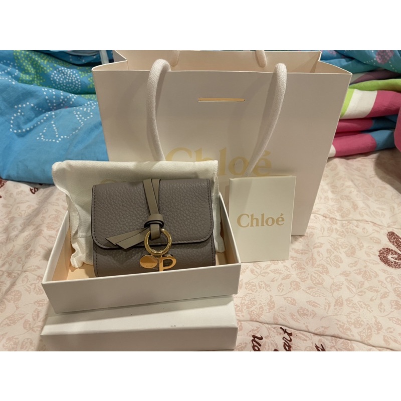 CHLOE Alphabet C 荔紋牛皮釦式短夾(灰色)