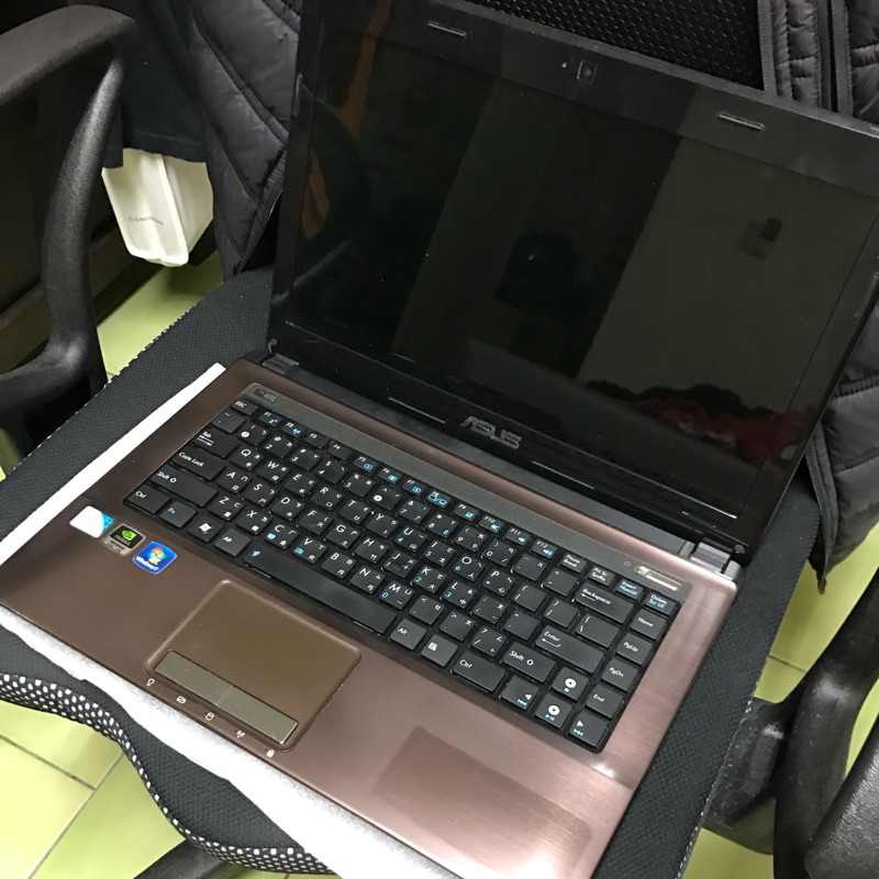 「小瑕疵」殺肉零件機出售 可開機 Asus A43S 鍵盤觸控板不靈敏