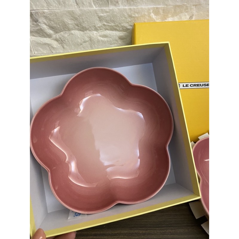 Le Creuset 花型盤 中 cm 櫻花粉 蝦皮購物