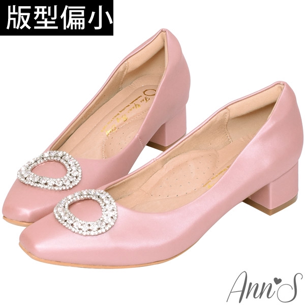 Ann’S歐風古典-絲緞感圓形鑽扣小方頭低跟鞋4cm-粉
