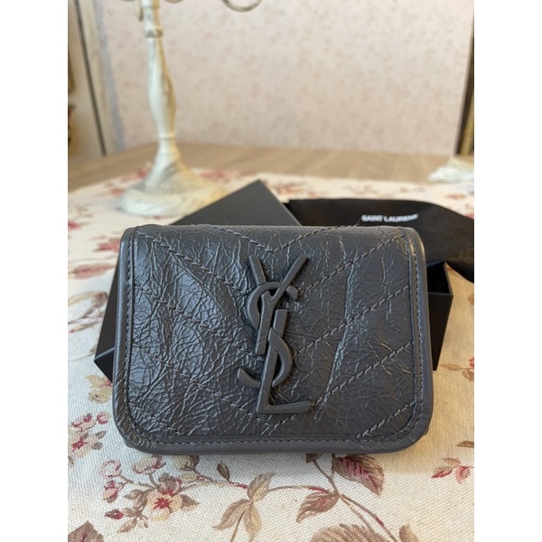 YSL 經典LOGO NIKI 揉製小牛皮三折翻蓋短夾(灰）