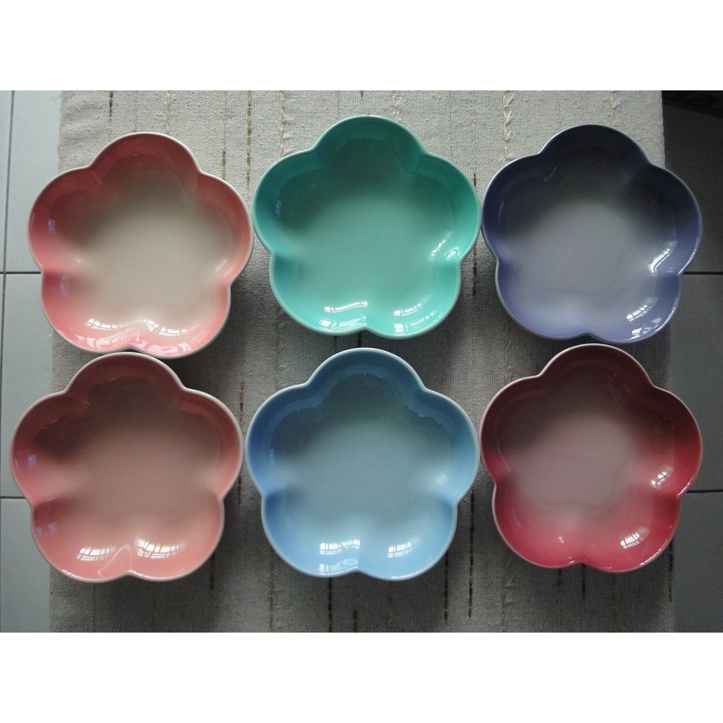 愛咪雜貨小舖 全新現貨le Creuset 深花盤大深花盤花型盤cm 雙子星貝殼粉雪紡粉櫻花系列卡特蘭