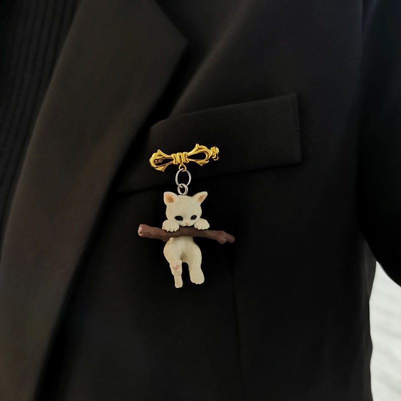 【小恐龍】高檔日系貓咪抱樹枝可愛立體胸針ins個性創意衣服領扣別針裝飾品