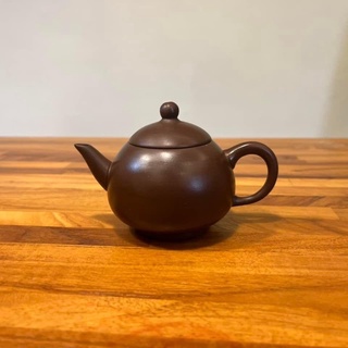 [Chengyuan***] 鶯歌製造♦️小品 紫泥 梨型壺 鶯歌壺 紫泥壺 造型壺 蔡美珠 台灣壺 台灣茶具