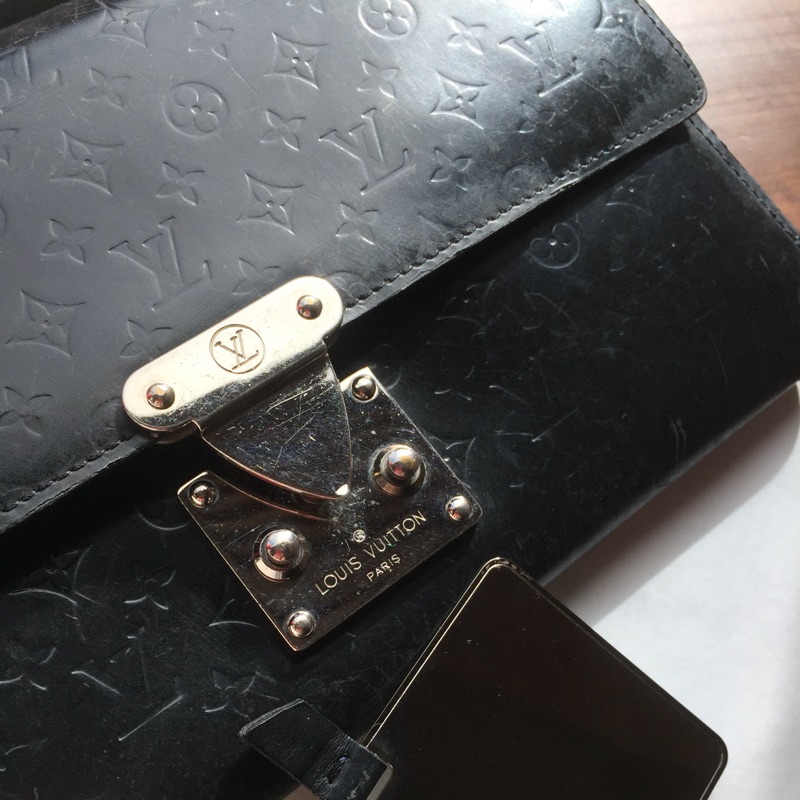 真品LV  LOUIS VUITTON  多功能優雅長夾 (手拿包/證件包/長夾)有提把 黑色真皮家徽印紋 無任何配件