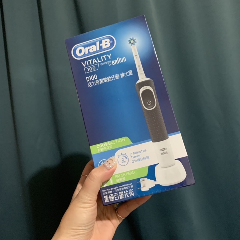 【德國百靈Oral-B】活力亮潔電動牙刷D100-紳士黑(人氣推薦)