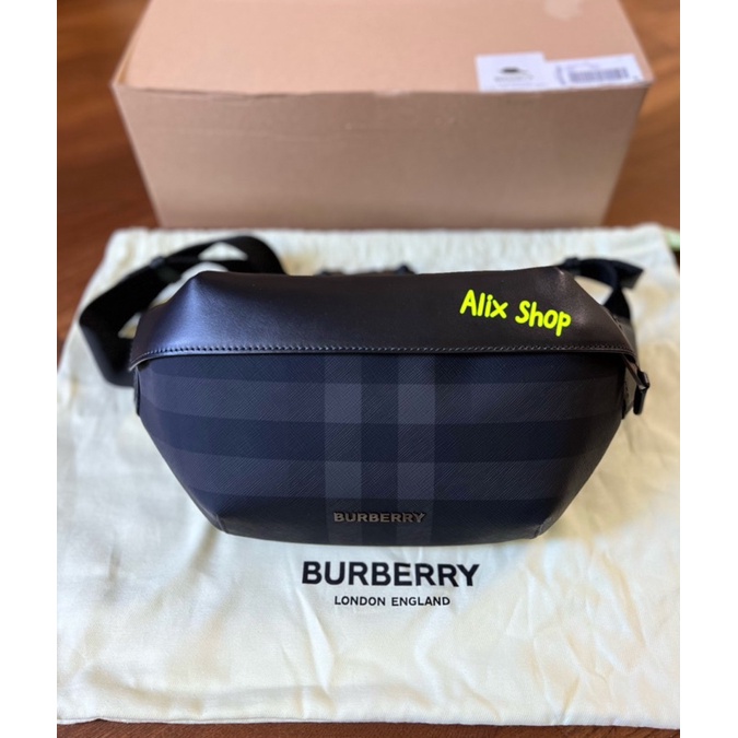 Burberry 經典 黑格紋、金屬立體Logo字母、胸包、腰包、斜背包、男、女適用。