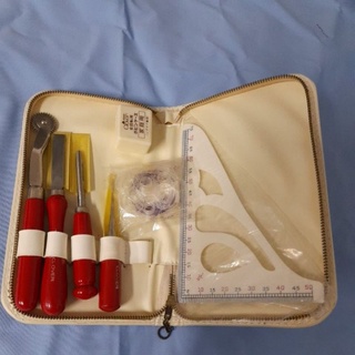 日本絕版可樂牌縫紉工具組。點線器.9mm銼刀.打洞器.錐子.家庭用梭殼.家用梭子4個,製圖縮尺共7件組