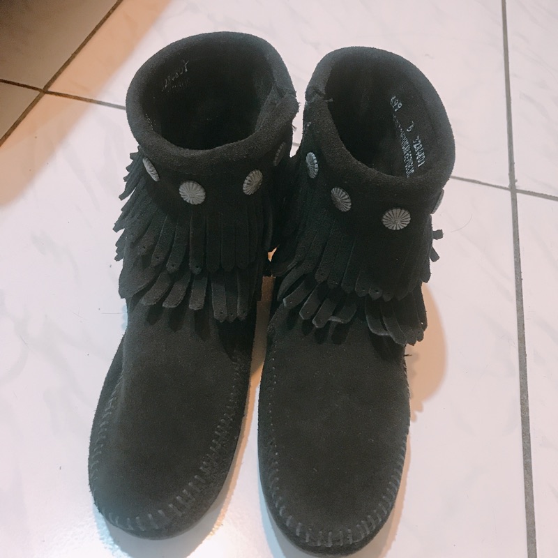 Minnetonka 699 黑色麂皮流蘇莫卡辛短靴