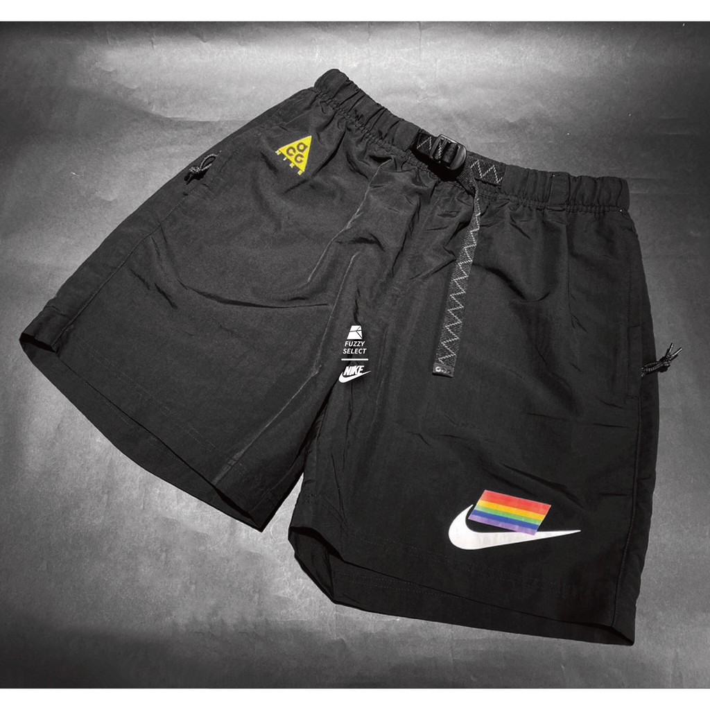 【逢甲 FUZZY】Nike ACG Shorts Betrue 彩虹 Logo 短褲 CZ9137-010
