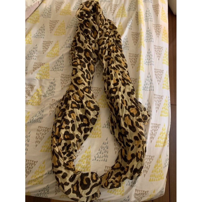 豹紋長圍巾材質比較像絲巾