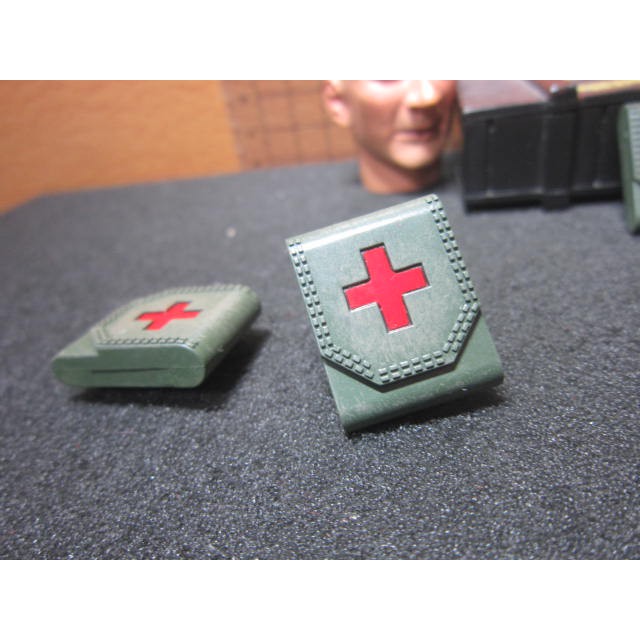 IJ6軍醫裝備 VTS特蕾茜1/6紅十字急救包模型一個 mini模型