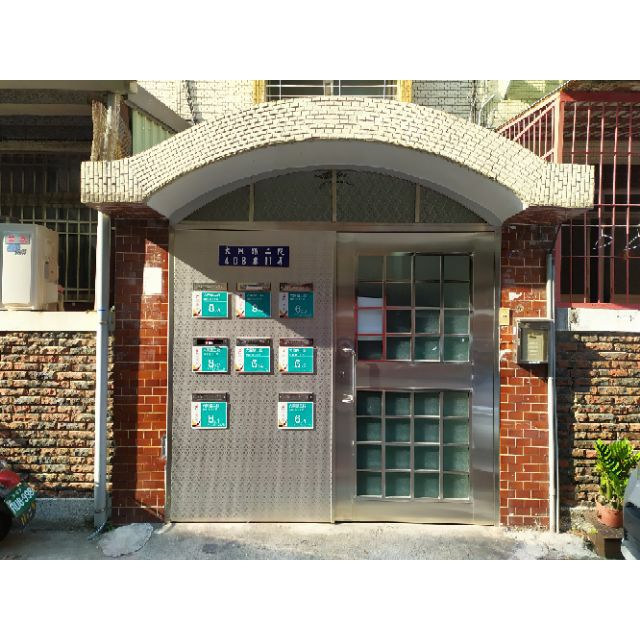 大台南地區客製不鏽鋼大門(客製報價)公寓大廈大門 舊換新 免動土水(乾式施作)施工 白鐵蝕花對開小門 單側客製白鐵信口