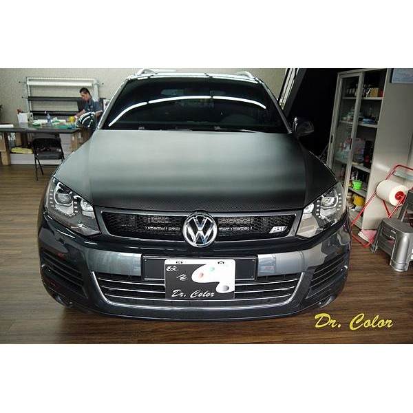 Dr. Color 玩色專業汽車包膜 Volkswagen Touareg 黑carbon/髮絲黑/髮絲鈦_引擎蓋/飾板