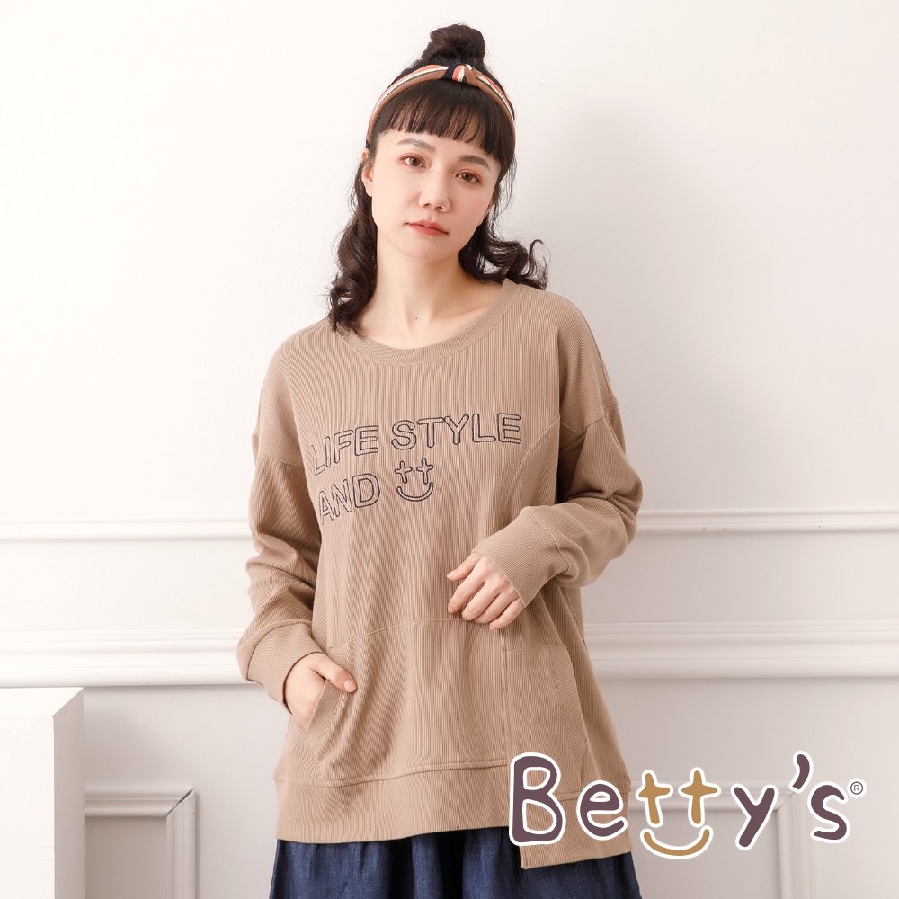 betty’s貝蒂思(05)圓領繡線英文長袖T-shirt(深卡其)
