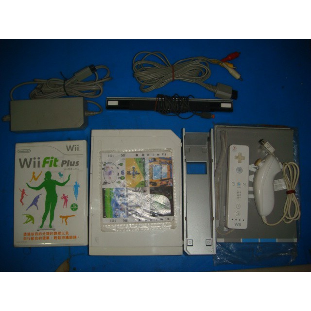 電玩遊戲~WII~全配件**主機+無線手把+操控桿+底座+電源變壓器+AV傳輸線+光碟片*2+無線接收器+說明書