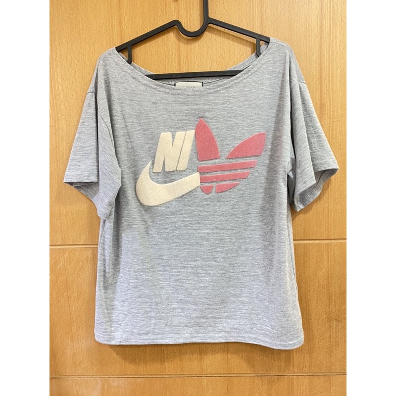 全新 韓款超紅翻玩品牌nike adidas 立體毛絨logo 不撞款 寬版T 親膚綿 寬領可拉斜肩一字領 可愛 性感