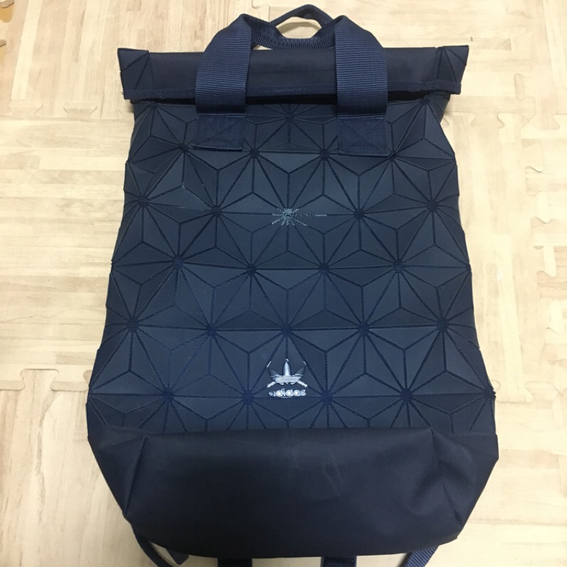 原價3,290！Adidas BP Roll Top 3D Bag 三宅一生 菱格紋後背包 愛迪達 深藍色 DT6295