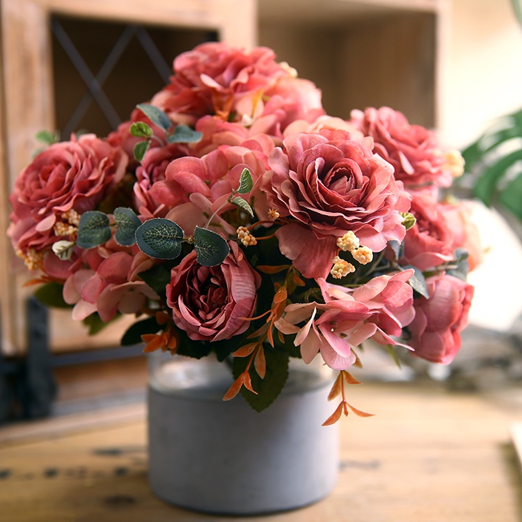 人造玫瑰花束、繡球花、栩栩如生的觸感適合家庭、辦公室裝飾,有1束。