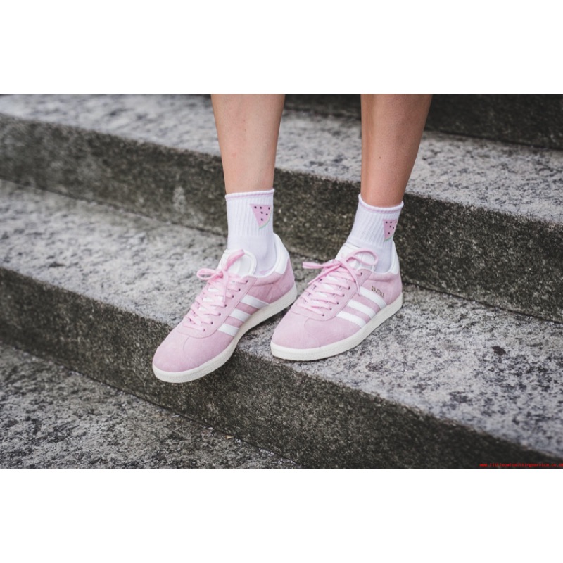 《adidas originals 》休閒鞋 Gazelle W 粉紅 白 金標 麂皮  復古球鞋 女鞋  BY9352