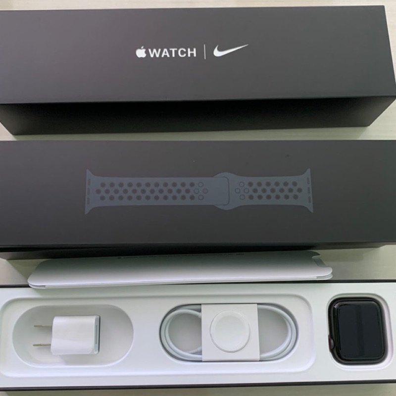 全新未拆未開通NIKE款Apple Watch S5 太空灰44mm LTE 版本