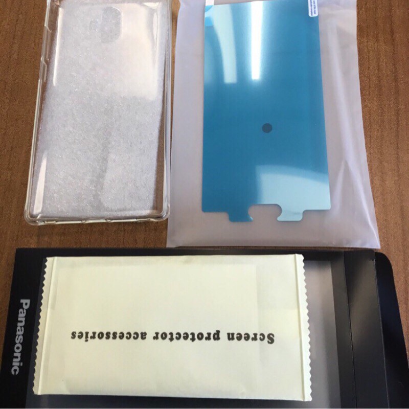 Panasonic Eluga C 用 配件盒內有 果凍套 跟 軟質保護貼 可以加購Micro USB 充電線(約一米）