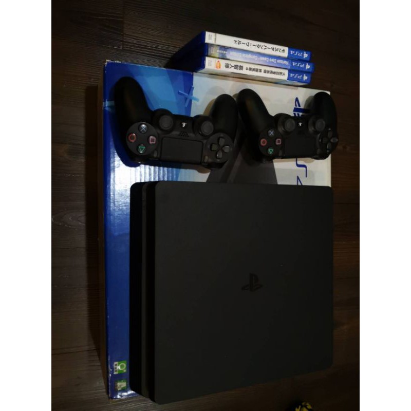 PS4  slim CUH-2017A  500GB （附雙手把＋3片遊戲＋Plus 會員）