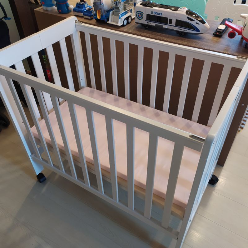 L.A.Baby 可攜式摺疊嬰兒小床 嬰兒床 實木床 小床  摺疊床 （有防塵套+2床墊）