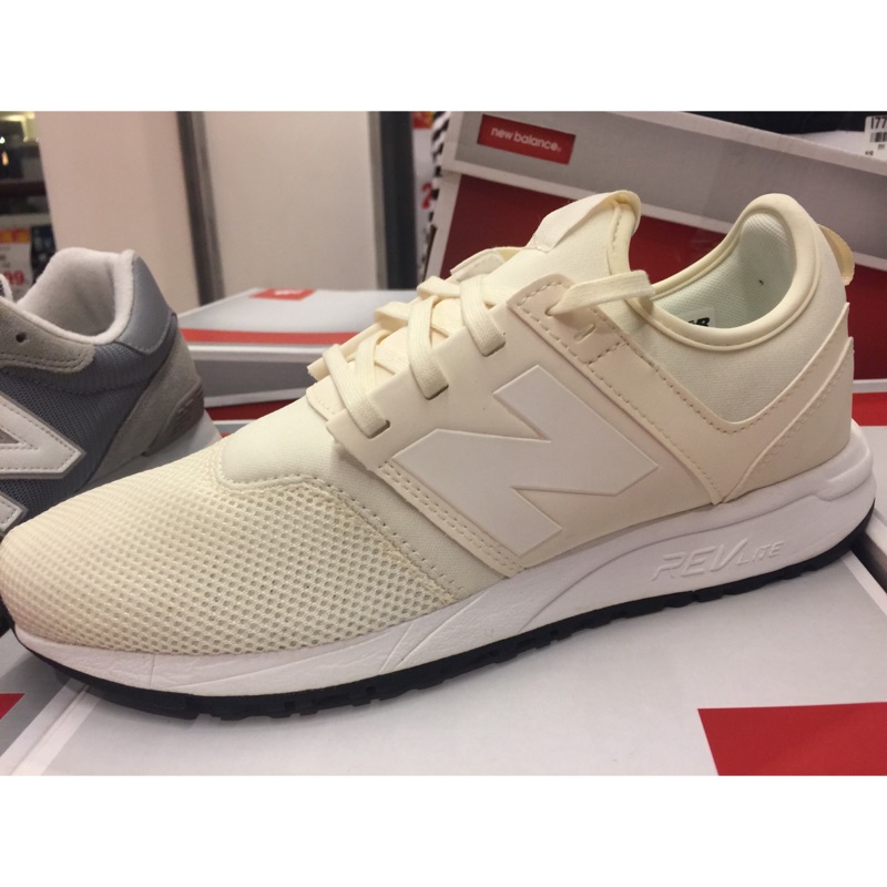 『小蘑菇日本走跳～購』現貨 New Balance 247 米白 孔孝真 休閒鞋 MRL247AW