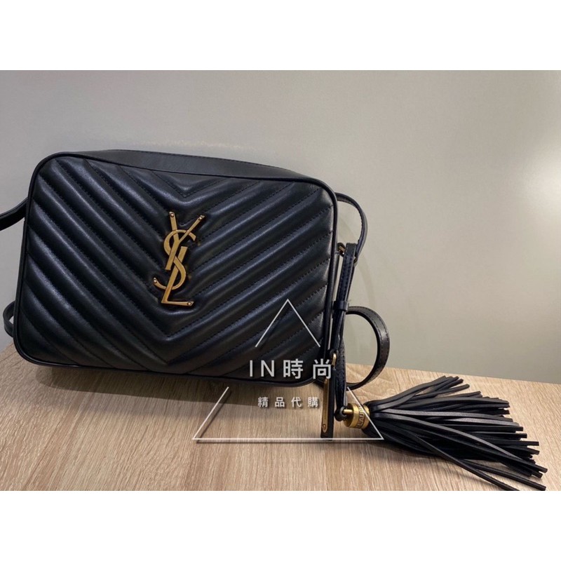 【lN時尚精品】 YSL 黑色 人字紋 金字LOGO 流蘇拉鍊相機包 斜背包 574494 520534 全新品 現貨