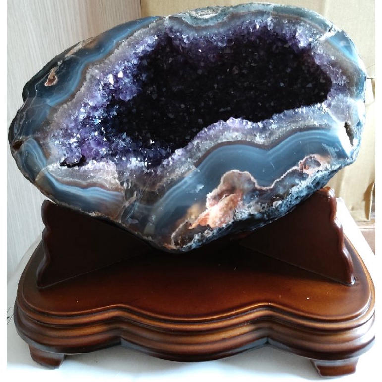 烏拉圭紫水晶晶洞，重6.5公斤，長25、寬23、高20，洞深7.5，附訂製實木底座