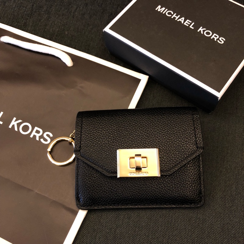 MK 真皮旋轉扭扣式鑰匙零錢包 經典黑 新款 鑰匙包 零錢包 手拿包 MICHAEL KORS 現貨 美國代購