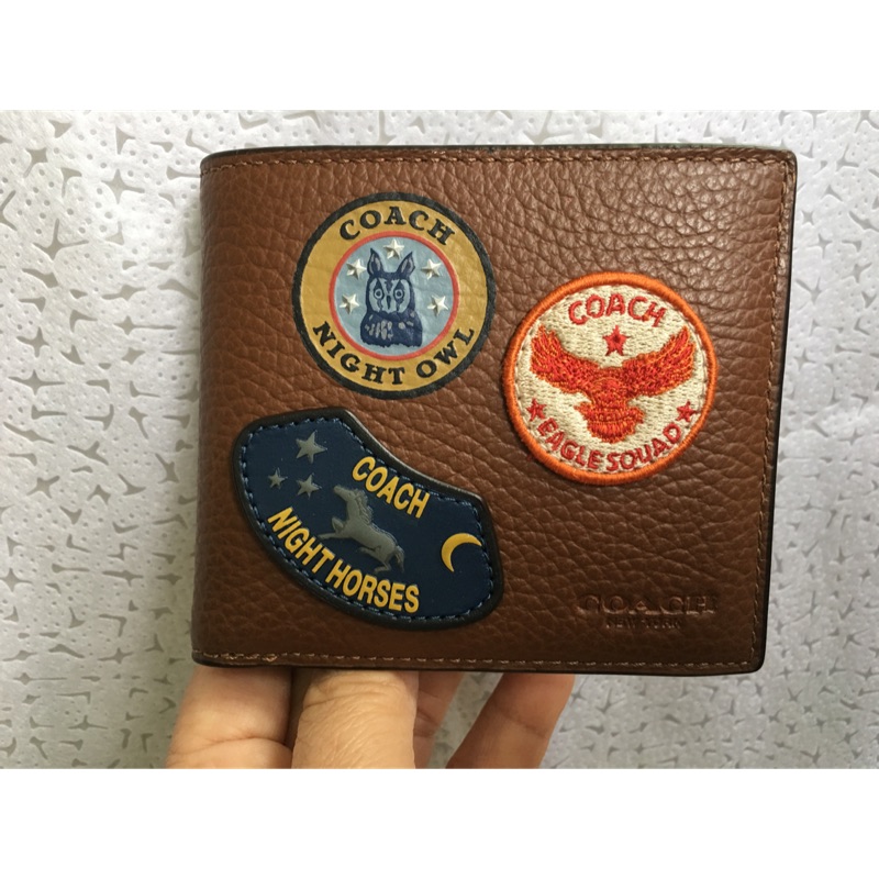 ［特價出清］Coach 30775全新正品 咖啡色 軍徽章拼布全真皮荔枝皮紋 男生對折皮夾 短夾—附專櫃手提紙袋