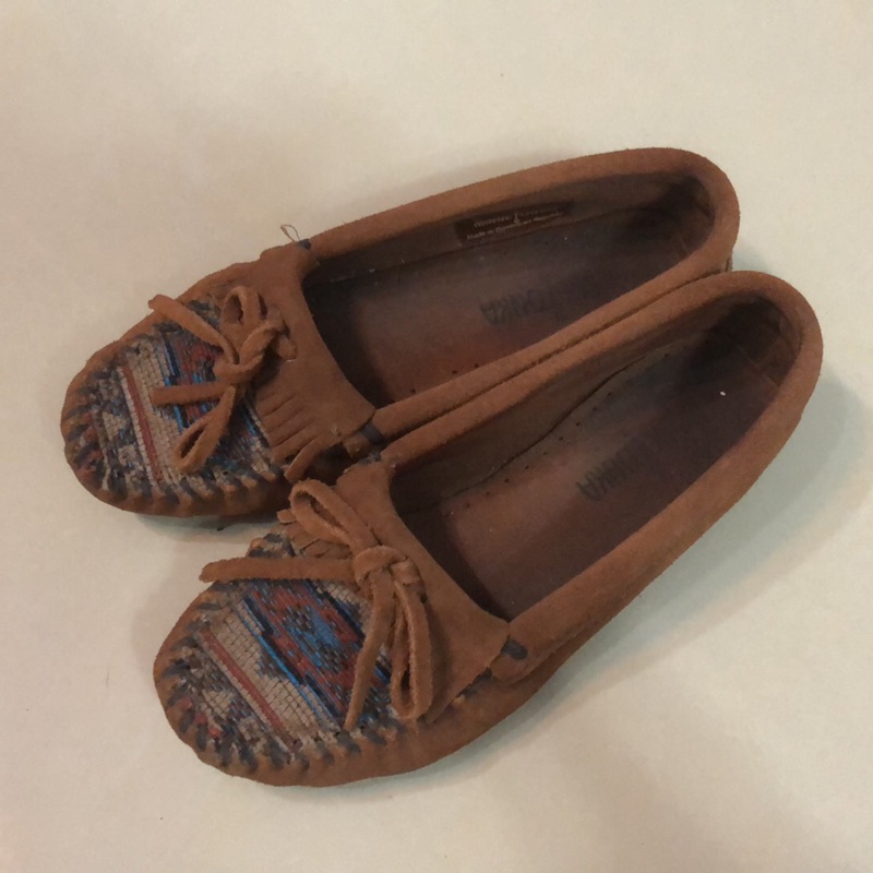 MINNETONKA 沙棕色印地安刺繡麂皮女鞋