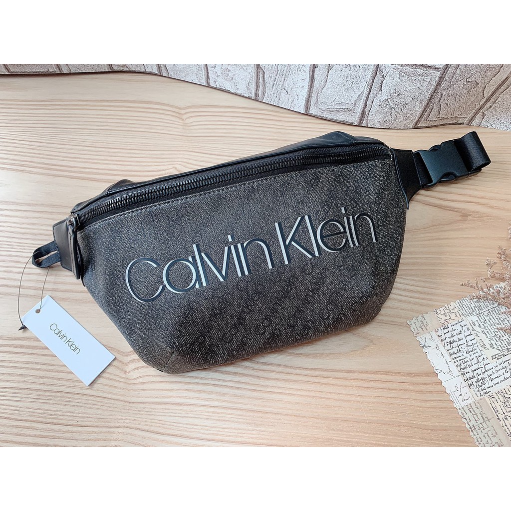 【Ayllon】Calvin Klein 男用 高級防刮皮革 滿版經典Logo 腰包 胸包 CK 現貨