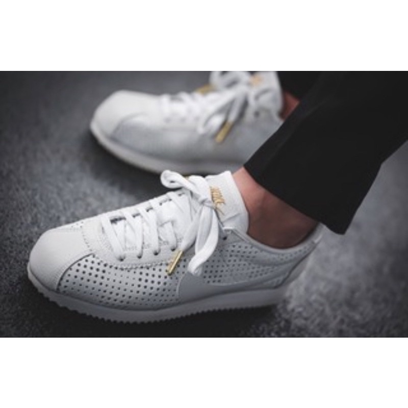 Nike Wmns Cortez Classic SE PRM 白金 洞洞 45週年 阿甘鞋