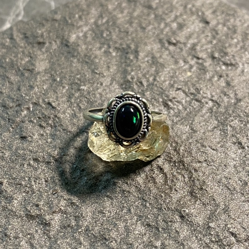 Opal 黑歐泊純銀戒指(2208R35) 蛋白石 黑色蛋白石 蛋白石戒指 黑色蛋白石戒指 歐泊 黑歐泊 歐泊戒指