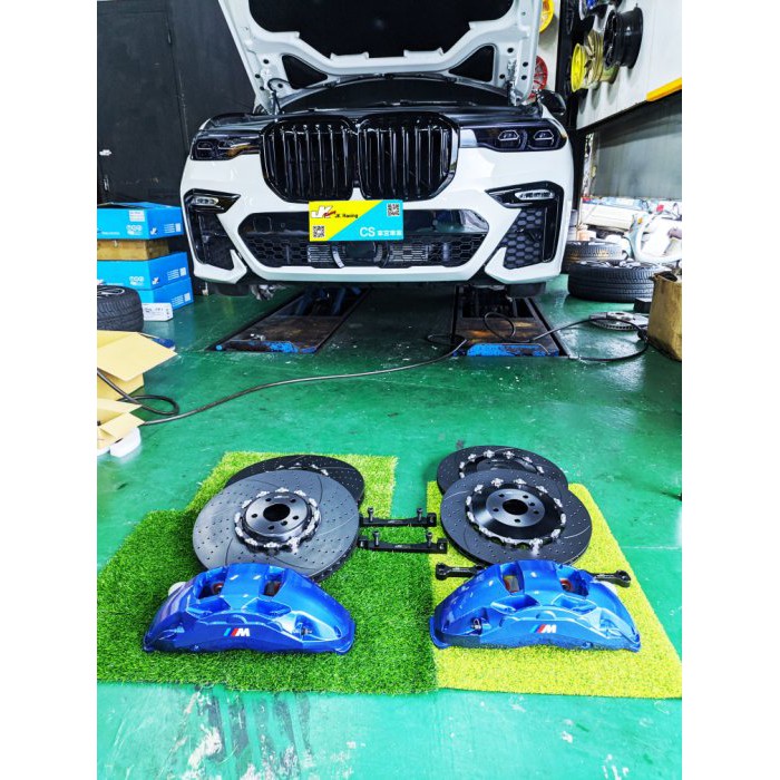 【AKEBONO】BMW X7 改 PORSCHE 搭配 打洞盤 劃線盤 (前) 十活塞卡鉗組 – CS車宮