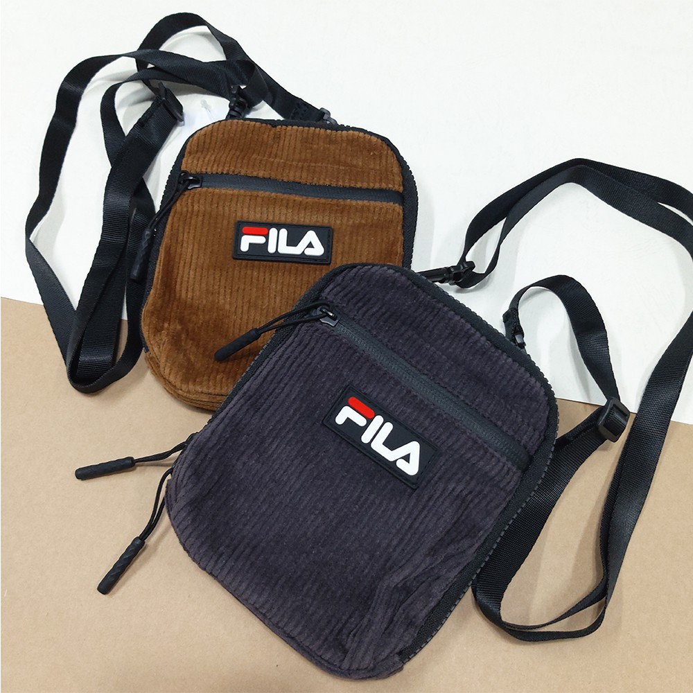 FILA 燈芯絨斜背包 小物包 逛街包 手機袋 斜肩包 13x1.3x17cm BSU-9006 炭灰/米白/磚橘