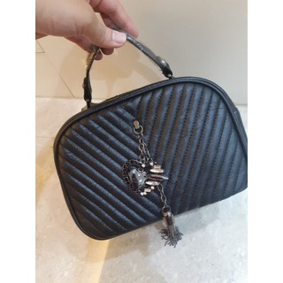 真皮柔軟小羊皮v紋壓紋質感鎢鋼水晶愛心流蘇吊飾造型雙拉鍊相機包 手提斜背兩用包 方包