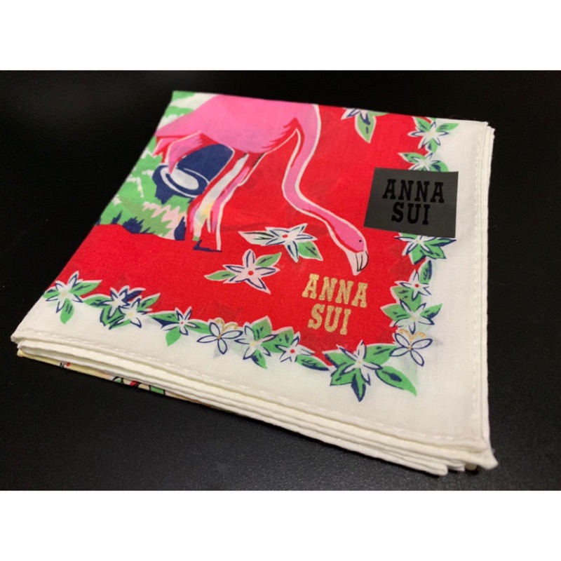 ╭☆°水水私貨舖☆°╮【ANNA SUI】全新真品 紅鶴系列金色品牌LOGO  手帕~新品