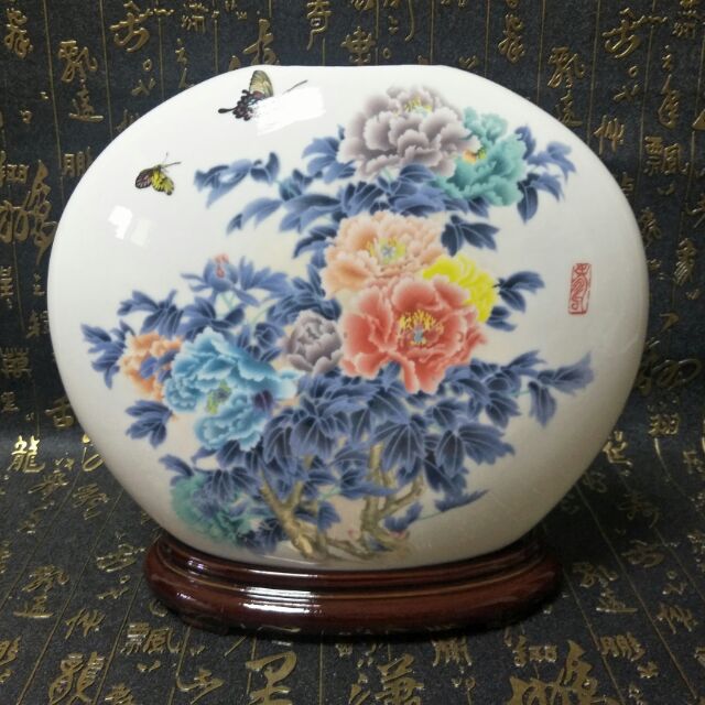 【雄獅藝品】高級瓷器~花開富貴扁瓶~牡丹花，客廳居家裝飾是，化畫工精美，附贈原木底座和錦盒，適合送禮