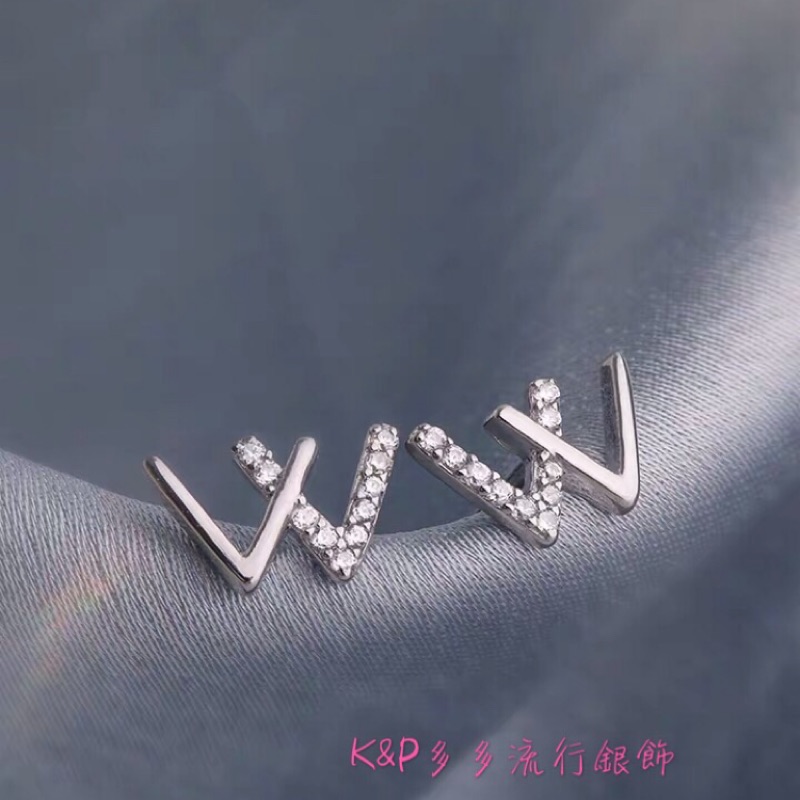 K&amp;P多多🇭🇰香港正生銀飾代購✨S925純銀 正生 百搭款 字母 雙V (W )純銀 耳環 耳針 現貨+預購‼️