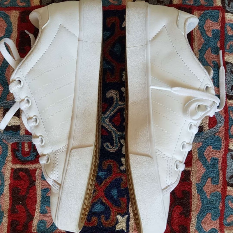 Adidas ADICOURT 小白鞋。BW0747 .女23.5。