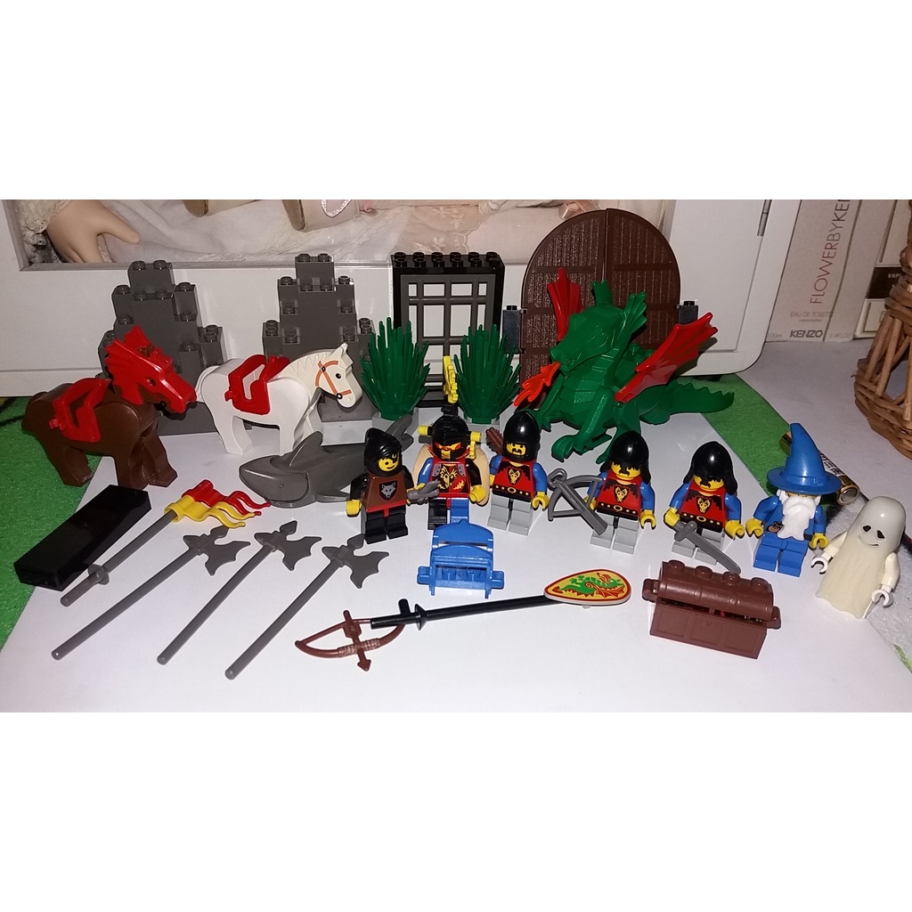 (B) 早期二手LEGO #6082 城堡系列 (部份人偶+配件) 一起賣 (B款)