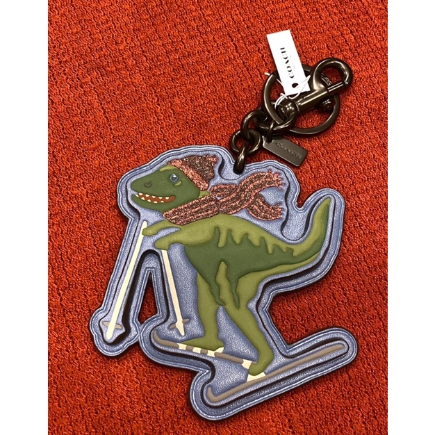 （售完）（所得捐贈、免運）⛷正版Coach Rexy恐龍滑雪吊飾掛件鑰匙圈Rexy Skiing Keychain