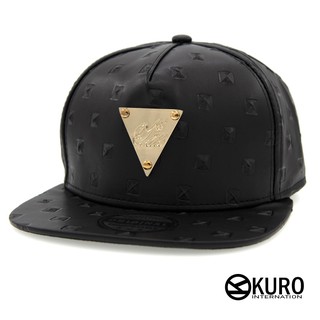 KURO-SHOP黑色皮革方印金色三角牌潮流板帽棒球帽