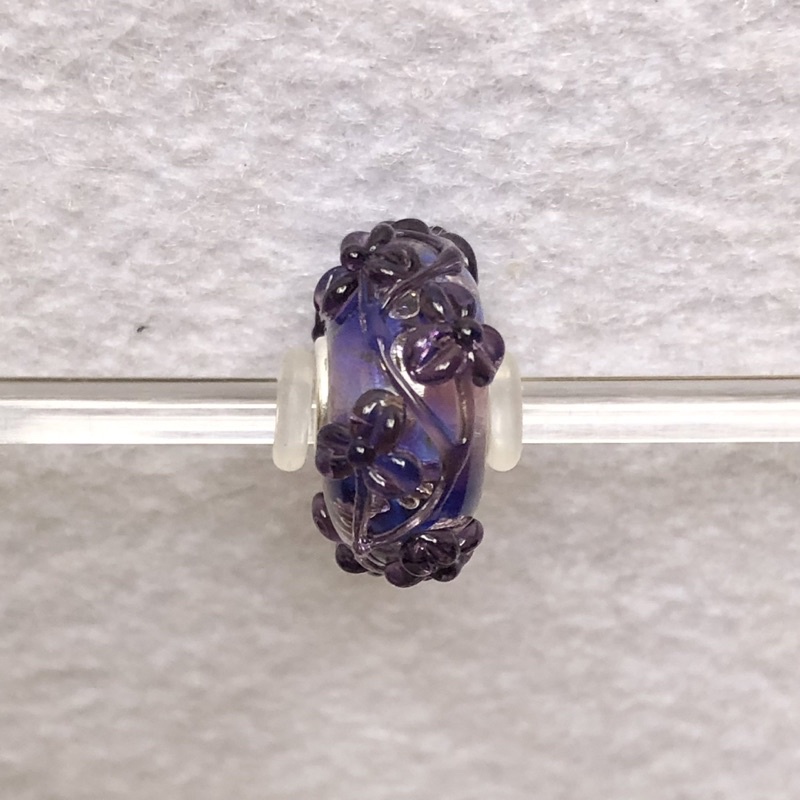 全新真品 Elfbeads 藍紫色立體花紋精靈琉璃珠，Pandora 潘朵拉適用。可加購一款特價串飾。