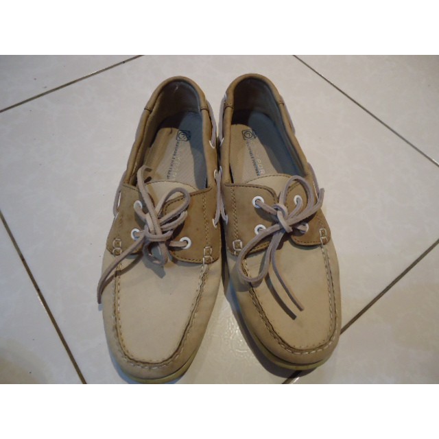 Rockport米白色真皮休閒鞋,尺寸:6.5W,鞋內長:24.3cm,清倉大特價,少穿