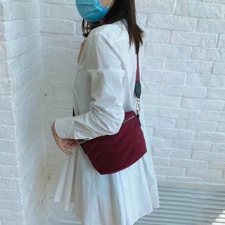 17069小大容量胸包出門外出就靠它長夾行動電源、手機、化妝品、傘等等裝的比你想像的還多內裡有拉鍊暗袋防水料材質非常輕量